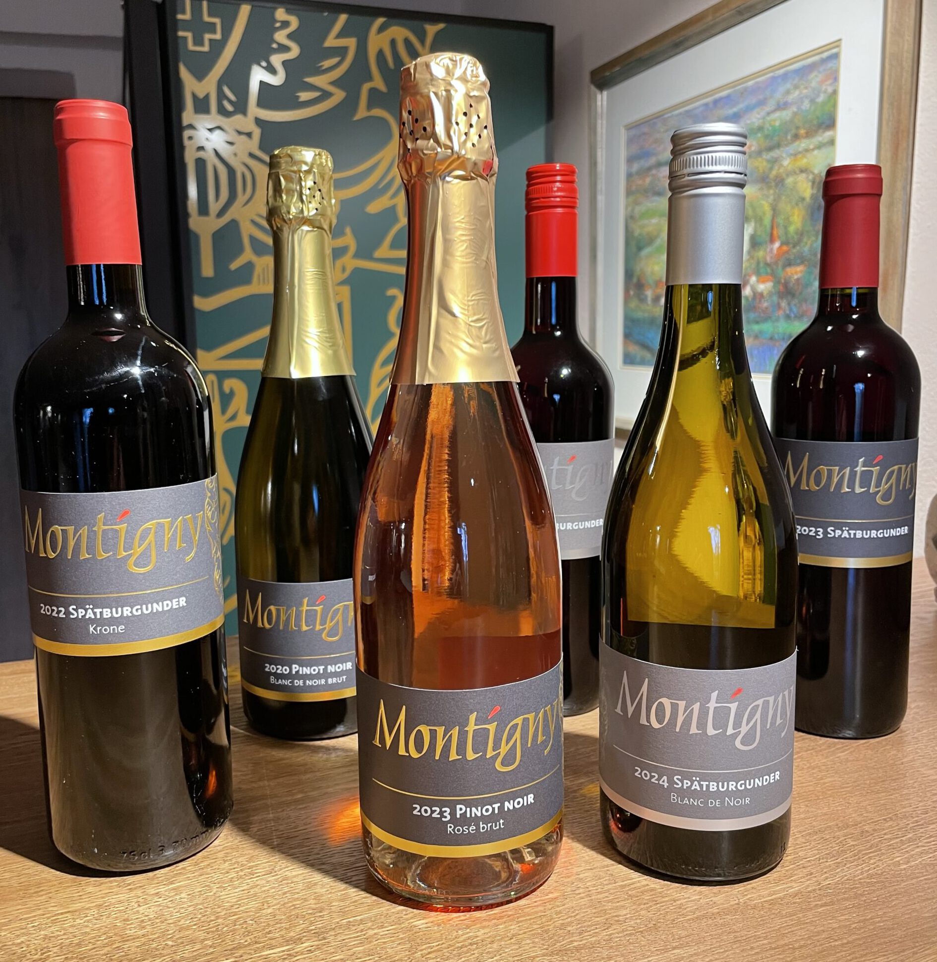 sechs Flaschen Pinot Noir in verschiedenen Ausbaustufen von Rosé bis Blanc de Noir und als Lagenwein