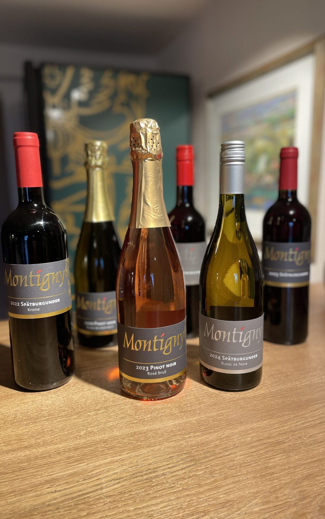 sechs Flaschen Pinot Noir in verschiedenen Ausbaustufen von Rosé bis Blanc de Noir und als Lagenwein